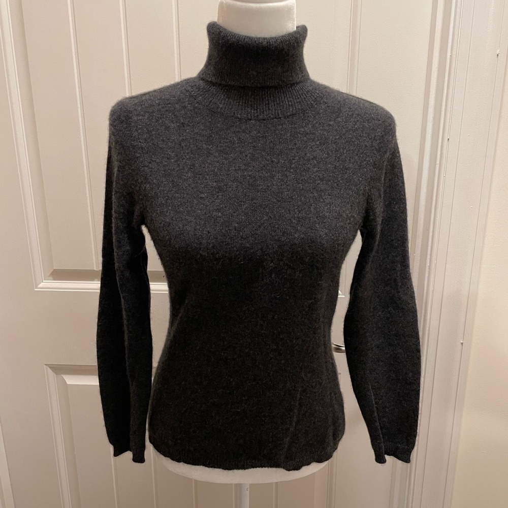 Charcoal Gray Ann Taylor 100% cashmere turtleneck. Size SP.